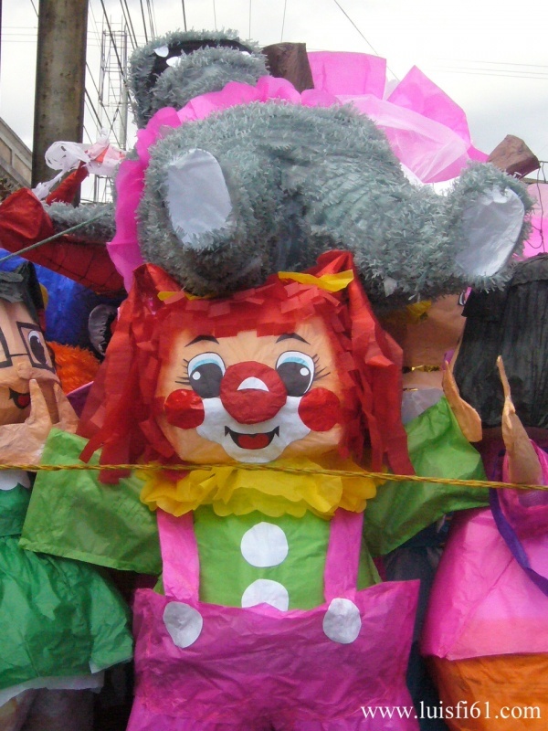 090110_piñatas